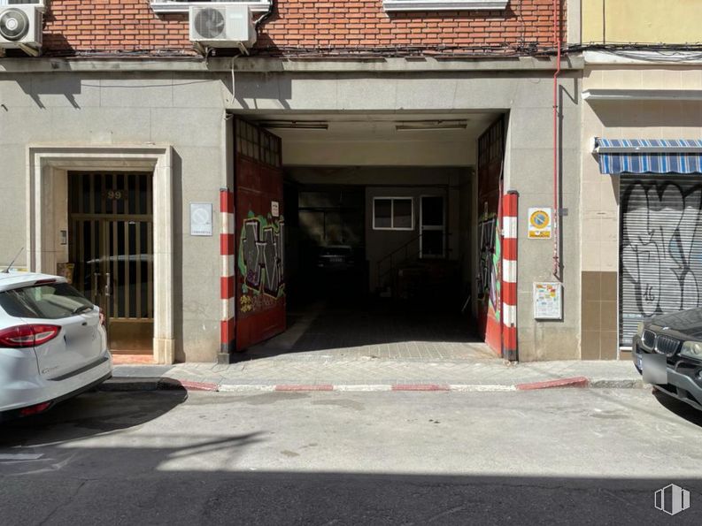 Nave en alquiler en Calle Sierra de Los Filabres, Puente de Vallecas, Madrid, 28038 con coche, edificio, luz trasera y de freno automotriz, iluminación automotriz, ventana, infraestructura, vehículo, vehículo motorizado, asfalto y placa de matrícula del vehículo alrededor