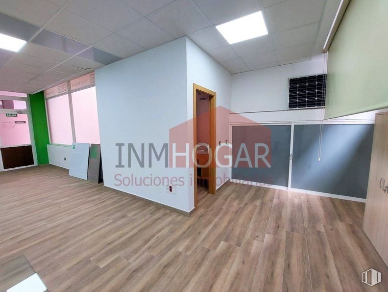 Retail for sale at Zona Sur, Ávila, 05002 with window, building, wood, interior design, hall, flooring, floor, fixture, facade and laminate flooring around