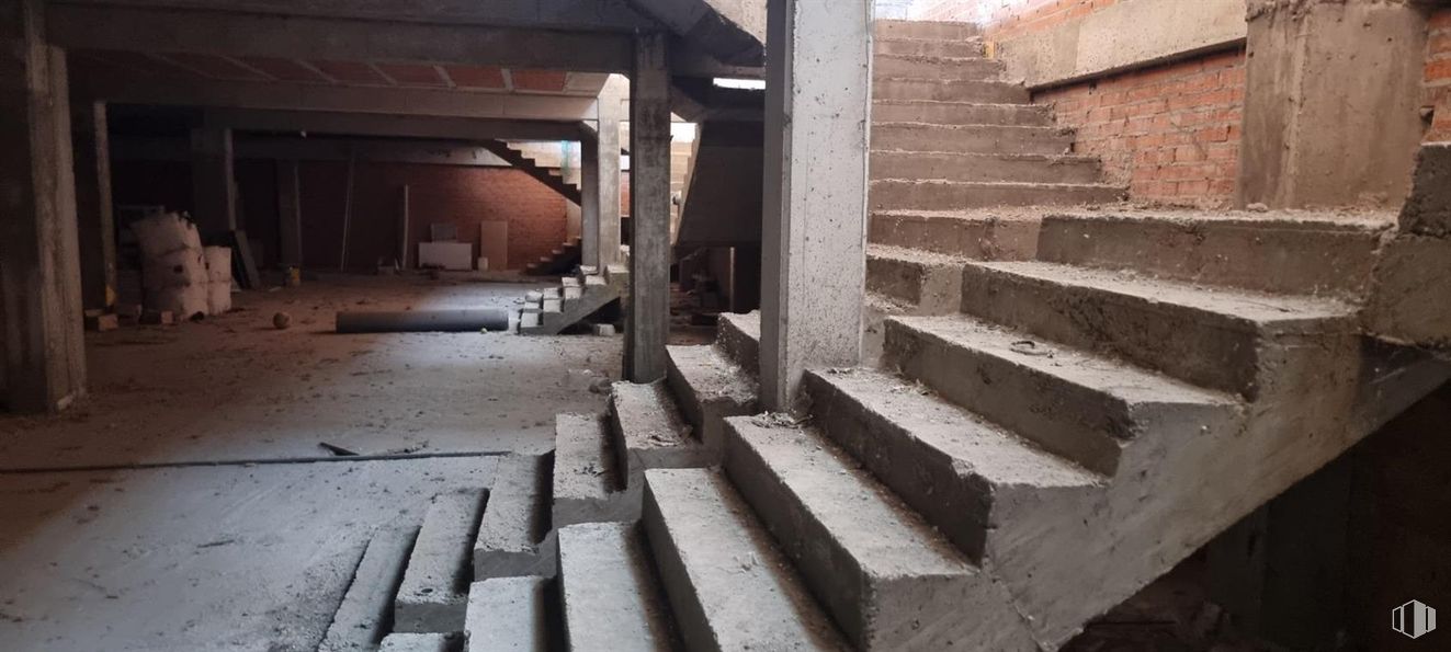 Retail for sale at Calle San Roque, 13, Ajalvir, Madrid, 28864 with stairs, composite material, brick, brickwork, concrete, building material, basement and plaster around