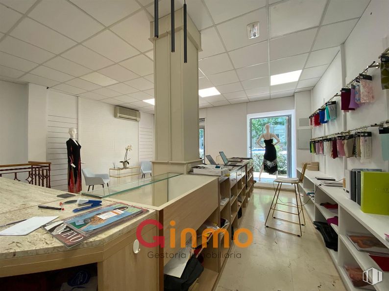 Retail for sale at Calle Diego de León, Salamanca, Madrid, 28006 with cabinetry, chair, building, wood, table, shelf, architecture, flooring, floor and fixture around