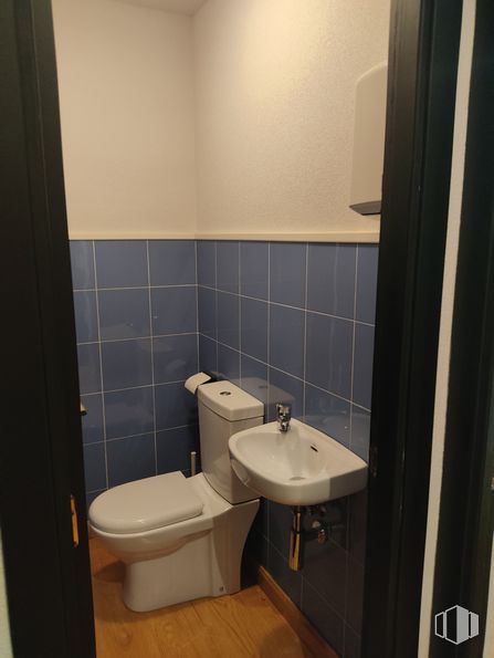 Retail for sale at Calle Patriarca, 14, San Lorenzo de El Escorial, Madrid, 28200 with sink, toilet, bathroom sink, property, plumbing fixture, tap, purple, mirror, bathroom and toilet seat around