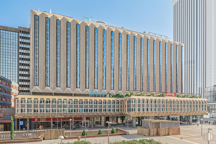 Oficina en alquiler en Plaza Carlos Trías Bertrán, 4, Tetuán, Madrid, 28020 con edificio, cielo, durante el día, rascacielos, arquitectura, diseño urbano, condominio, bloque de pisos, barrio y casa alrededor