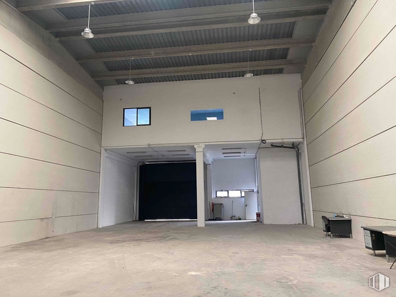 Industrial for rent at Calle San Erasmo, Villaverde, Madrid, 28021 with window, light fixture, property, building, fixture, wood, architecture, interior design, shade and hall around