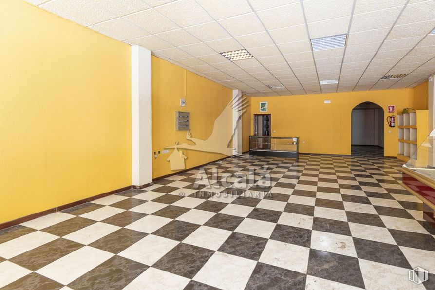 Retail for sale at Zona centro, Azuqueca de Henares, Guadalajara, 19200 with property, tile flooring, fixture, interior design, hall, floor, flooring, line, real estate and wood around