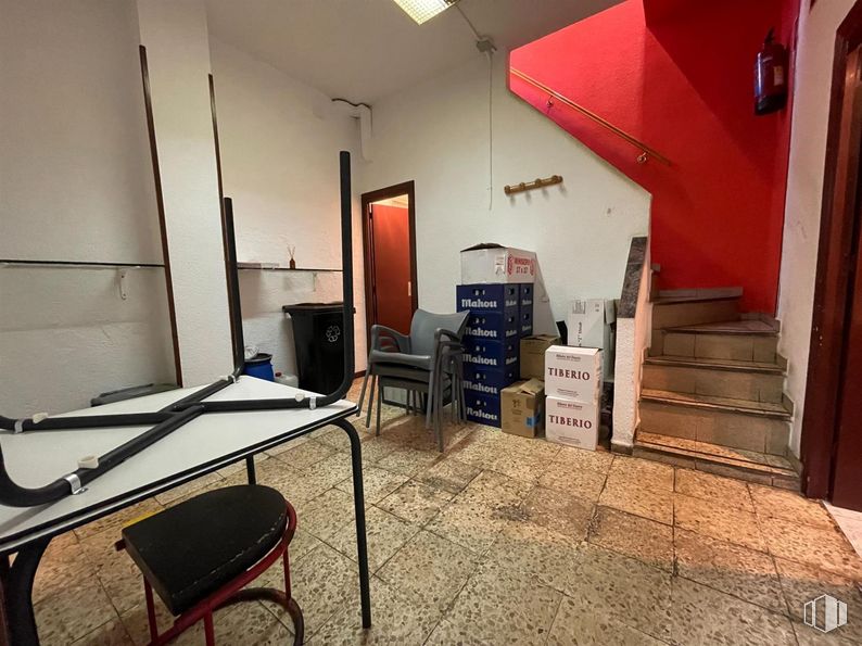 Local en venta en Barrio del Pilar, Fuencarral - El Pardo, Madrid, 28029 con silla, escritorio, mesa, edificio, interiorismo, madera, suelos, suelo, pared y madera dura alrededor