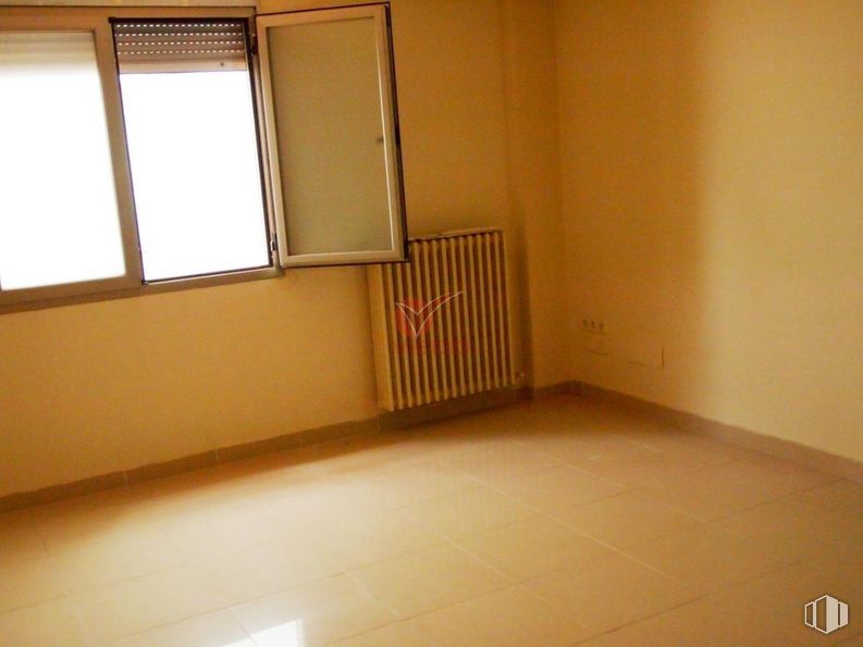 Office for rent at Calle Dalmacio García Izcara, Cuenca, 16004 with window, wood, fixture, flooring, floor, wood stain, rectangle, hardwood, tints and shades and ceiling around