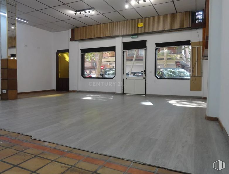 Retail for rent at Casco histórico, Alcalá de Henares, Madrid, 28801 with door, flooring, floor, interior design, ceiling, hall, tile flooring, glass, transparency and hardwood around