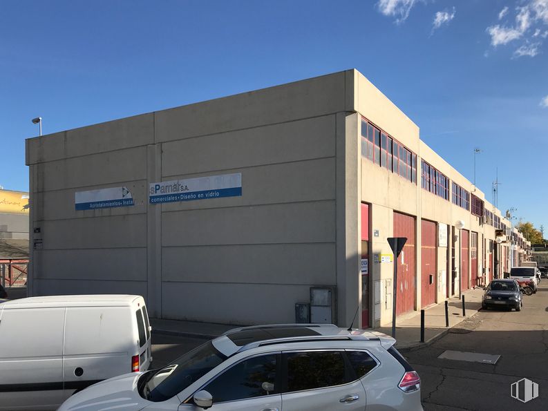 Industrial for sale at  Polígono industrial Európolis, Las Rozas de Madrid, Madrid, 28230 with car, van, building, sky, land vehicle, vehicle, property, motor vehicle, tire and wheel around