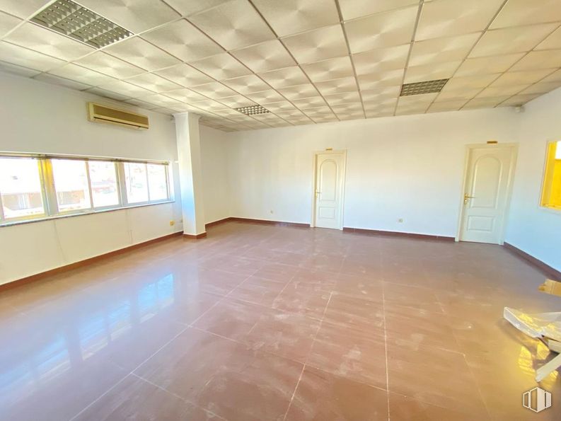 Nave en venta en Avenida Castilla la Mancha, Alameda de la Sagra, Toledo, 45240 con puerta, hall, madera, interiorismo, accesorio, suelos, suelo, ventana, edificio y techo alrededor