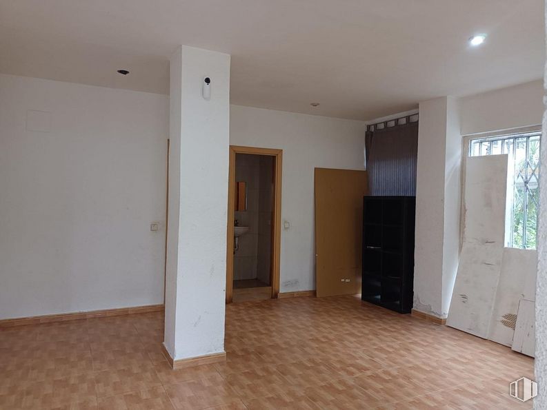 Local en alquiler en Calle Andorra, 11, Fuenlabrada, Madrid, 28943 con puerta, accesorio, madera, edificio, suelos, hall, suelo, tinte para madera, puerta de casa y casa alrededor