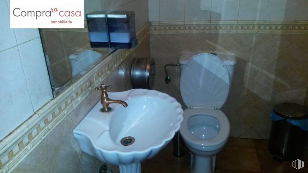 Local en venta en Calle Santo Tomás, 4, Segovia, 40002 con inodoro, fregadero, grifo, accesorios de fontanería, lavabo, cuarto de baño, morado, fluido, interiorismo y televisión alrededor