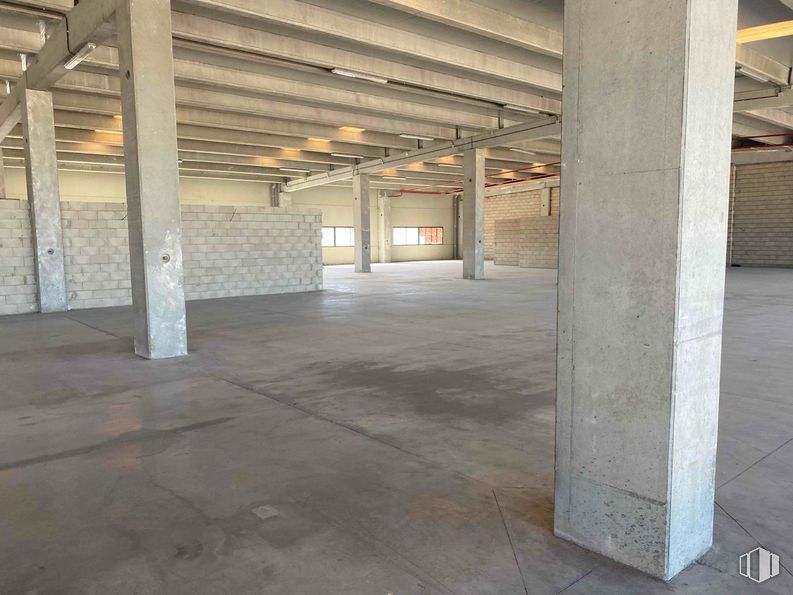 Industrial for sale & for rent at Calle Francisco Alonso, 3  DUPLICADO, Alcalá de Henares, Madrid, 28806 with wood, hall, flooring, floor, building material, beam, composite material, ceiling, art and space around