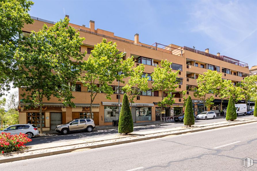 Local en alquiler en Zona Valdelasfuentes, Alcobendas, Madrid, 28100 con coche, edificio, planta, cielo, nube, rueda, ventana, neumático, superficie de la carretera y vehículo alrededor