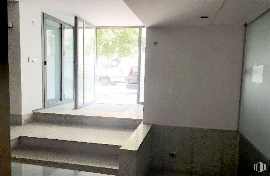 Retail for sale at Calle Alcalá Galiano, 3, Chamberí, Madrid, 28010 with door, building, fixture, wood, shade, interior design, floor, house, flooring and hardwood around