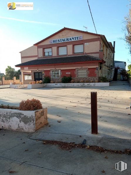 Retail for sale at Zona Serranillos del Valle, Serranillos del Valle, Madrid, 28979 with building, sky, window, road surface, asphalt, brick, wall, facade, road and tree around