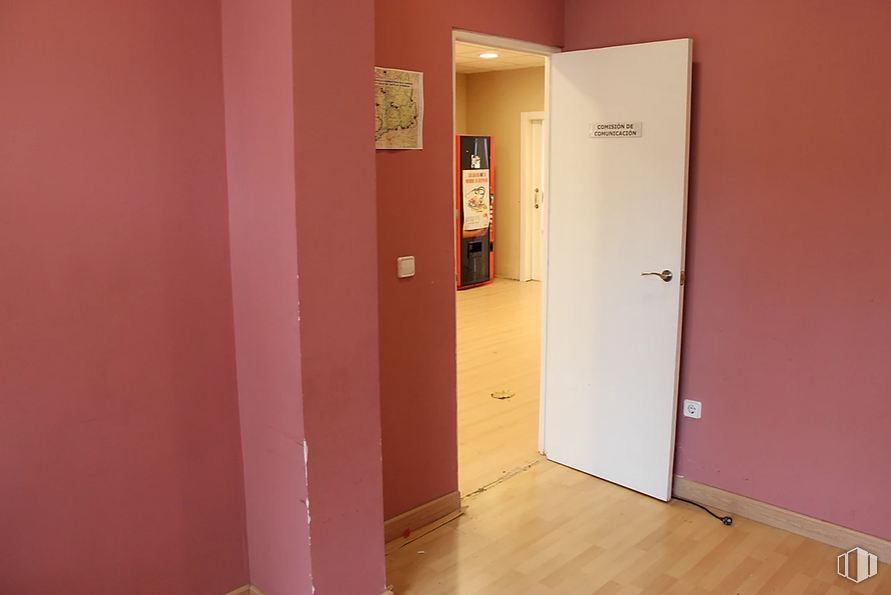 Office for rent at Plaza Luis Buñuel, 4, Rivas-Vaciamadrid, Madrid, 28529 with door, fixture, handle, dead bolt, home door, door handle, wood, magenta, building and room around