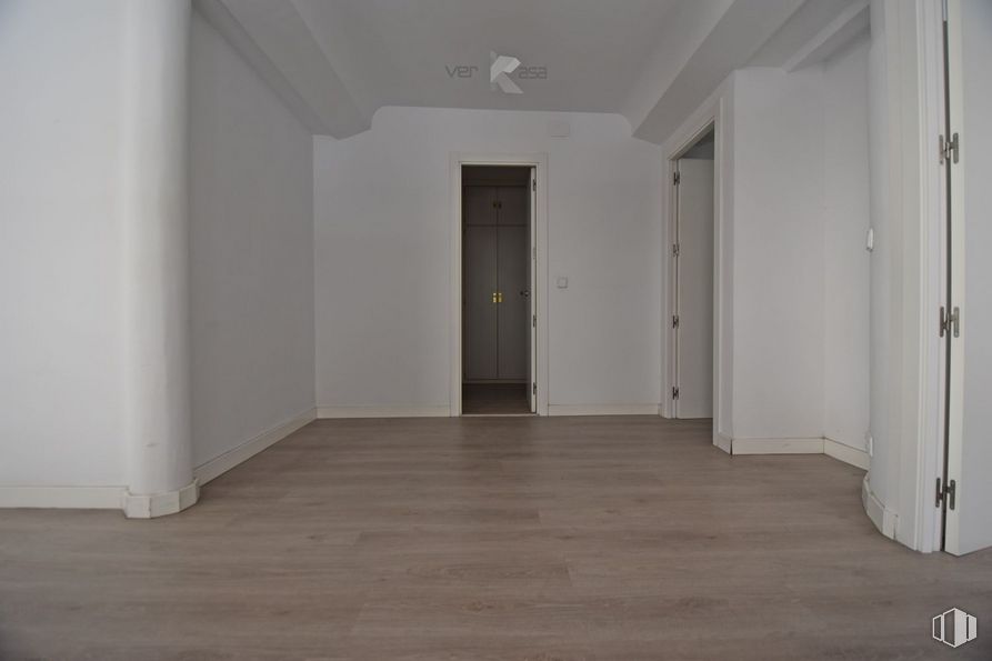 Local en alquiler y venta en Calle Perales, 1, Pinto, Madrid, 28320 con edificio, madera, accesorio, puerta, hall, suelos, suelo, pintura, madera dura y puerta de casa alrededor