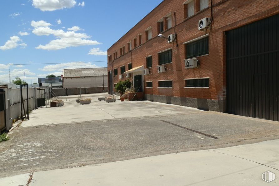 Nave en alquiler y venta en Zona industrial Mejorada, Mejorada del Campo, Madrid, 28840 con edificio, ventana, cielo, nube, propiedad, superficie de carretera, asfalto, arquitectura, lote de tierra y diseño urbano alrededor