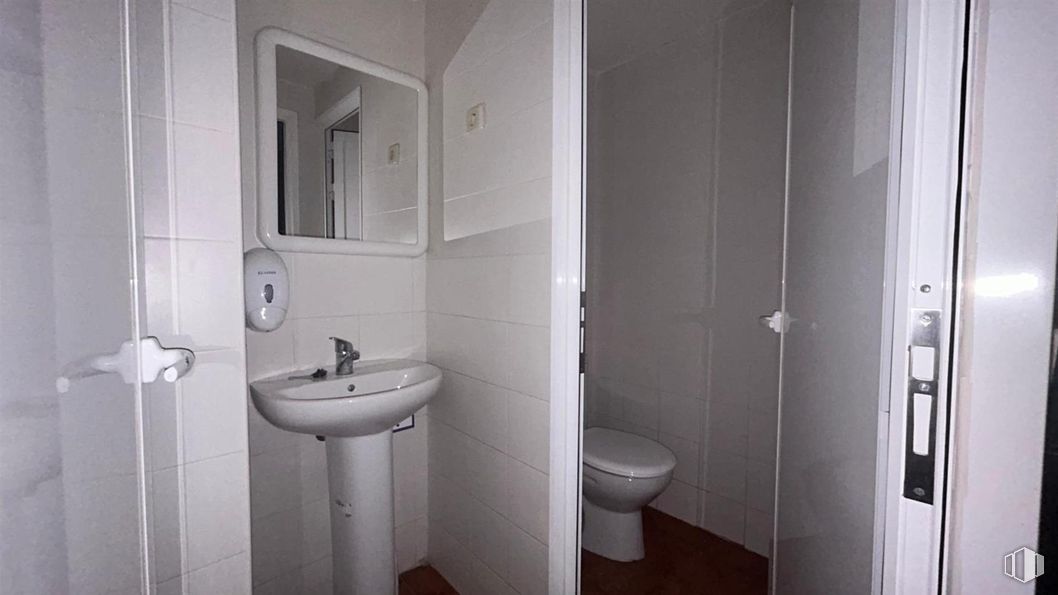 Industrial for sale at P.I. Urtinsa, Alcorcón, Madrid, 28923 with toilet, sink, wall, floor, flooring, door, room, plumbing fixture, apartment and bathroom around