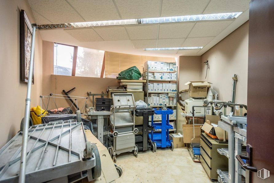 Office for sale at Zona Auditorio, Las Rozas de Madrid, Madrid, 28230 with office equipment, shelving, engineering, shelf, chair, office supplies, box, medical equipment and desk around