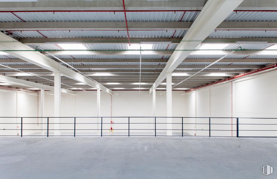 Industrial for rent at PAL M-40 , Villaverde, Madrid, 28041 with building, hall, flooring, field house, line, floor, material property, composite material, ceiling and fixture around