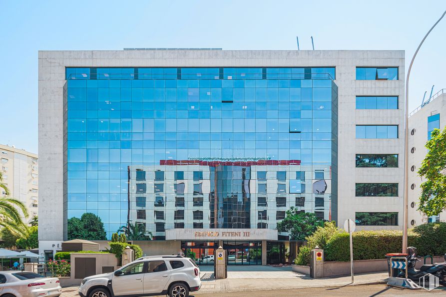 Oficina en alquiler en Edificio Fiteni III, Calle Torrelaguna, 64, Ciudad Lineal, Madrid, 28043 con coche, edificio, persona, neumático, rueda, planta, cielo, vehículo, propiedad y ventana alrededor