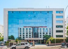 Oficina en alquiler en Edificio Fiteni III, Calle Torrelaguna, 64, Ciudad Lineal, Madrid, 28043 con coche, edificio, persona, neumático, rueda, planta, cielo, vehículo, propiedad y ventana alrededor