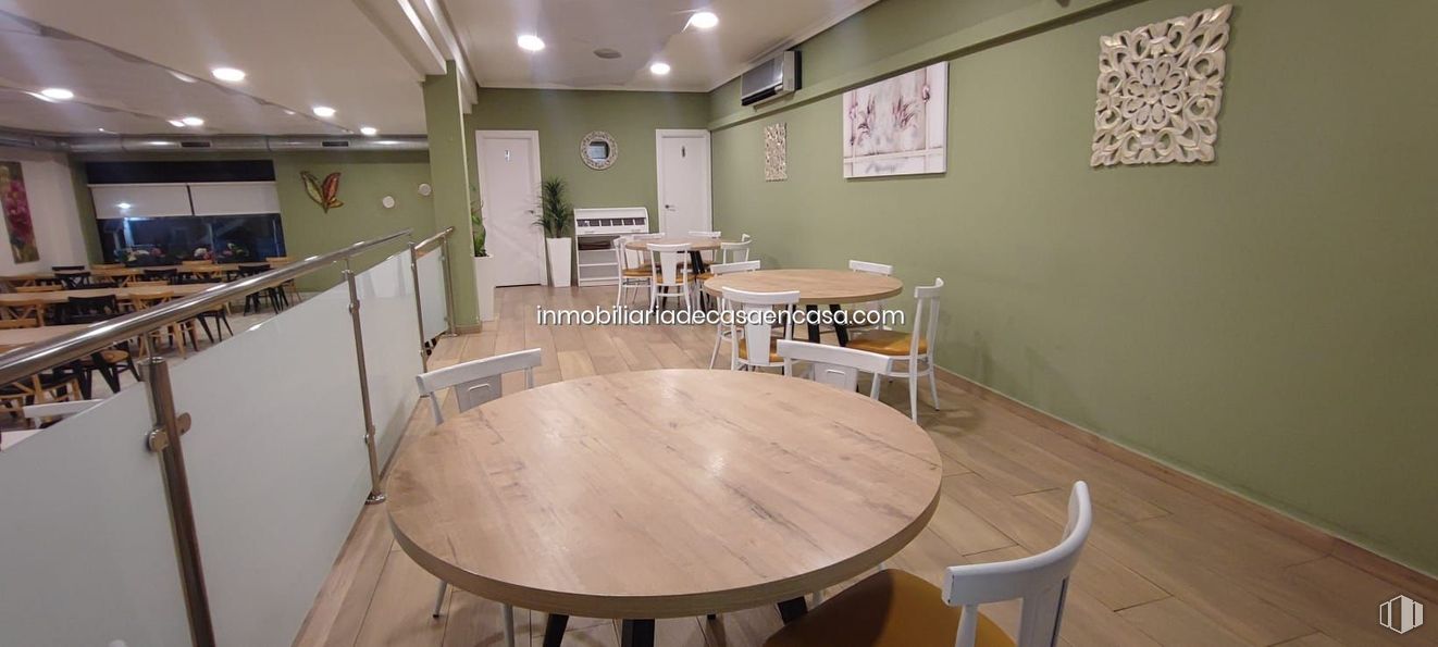 Local en venta en C. C. El Val, Avenida Castilla, 6, Alcalá de Henares, Madrid, 28804 con silla, mesa de cocina y comedor, mueble, interiorismo, suelos, madera, suelo, mesa, techo y alumbrado alrededor