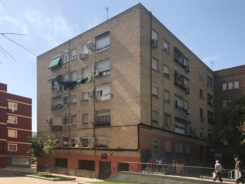 Local en venta en Zona Juan de la Cierva, Getafe, Madrid, 28903 con edificio, cielo, durante el día, propiedad, ventana, luz de la calle, bloque de pisos, diseño urbano, planta y árbol alrededor