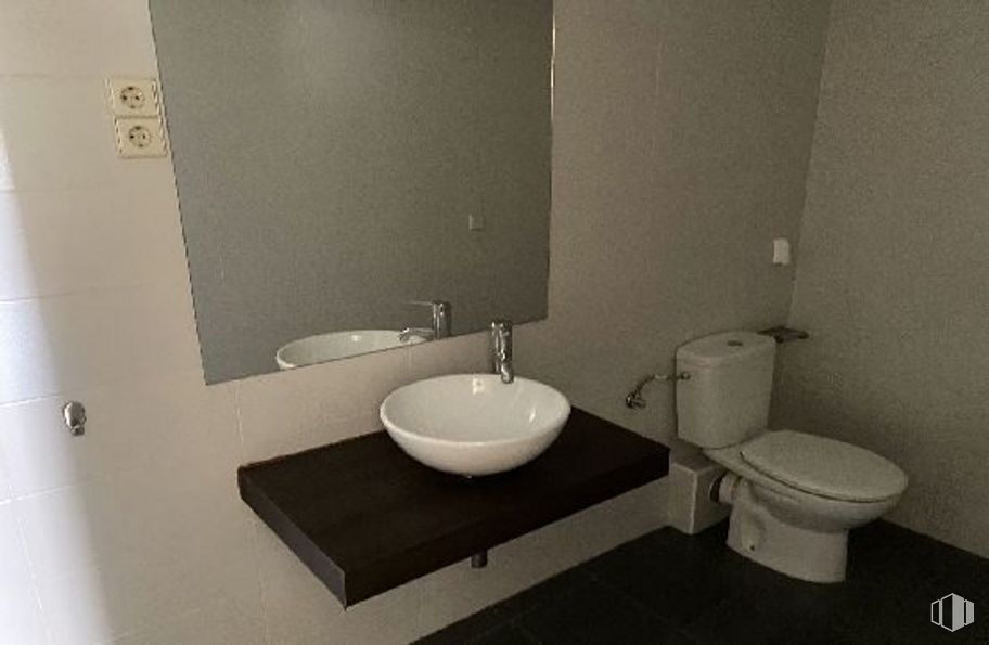 Oficina en venta en Calle Tánger, 1, San Sebastián de los Reyes, Madrid, 28700 con fregadero, inodoro, espejo, grifo, lavabo del baño, arreglo de tubería, baño, púrpura, líquido, diseño de interiores, madera y rectángulo alrededor