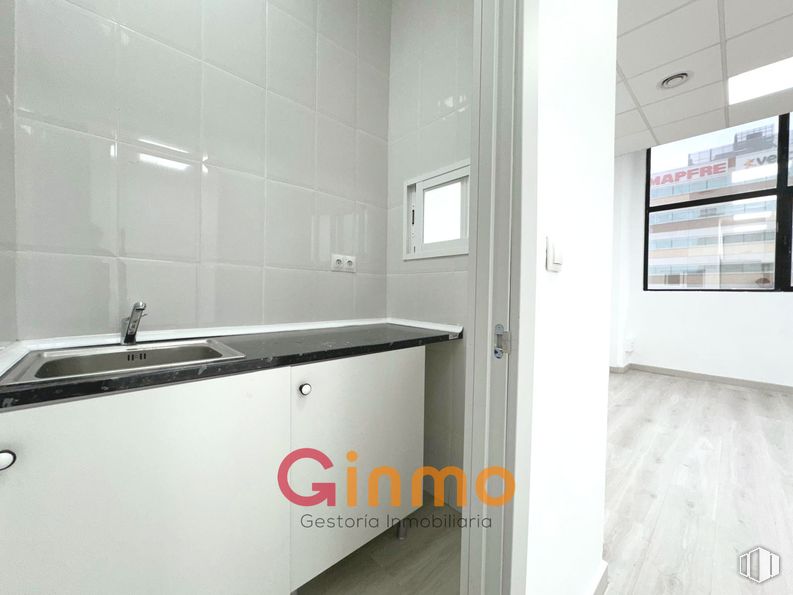 Oficina en alquiler y venta en Edificio Auge I, Calle María Tubau, 8, Fuencarral - El Pardo, Madrid, 28049 con ventana, ebanistería, suelos, edificio, suelo, gas, accesorio, aparato de cocina, vidrio y electrodomésticos alrededor