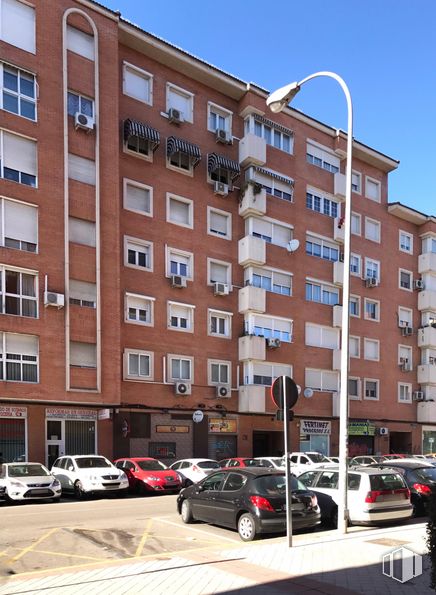 Local en alquiler y venta en Calle Zamora, 33, Fuenlabrada, Madrid, 28941 con coche, edificio, rueda, cielo, propiedad, vehículo, ventana, neumático, diseño urbano y bloque de pisos alrededor