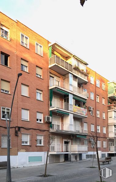 Local en alquiler y venta en Calle Pozas, 50, Alcorcón, Madrid, 28922 con edificio, ventana, día, propiedad, cielo, bloque de torre, condominio, diseño urbano, arquitectura y barrio alrededor