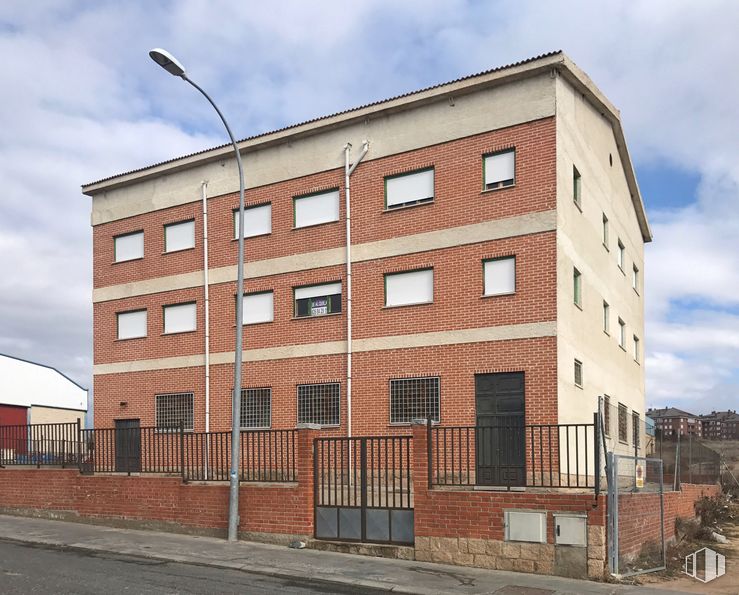 Retail for sale & for rent at Calle Río Tera, 13, Ávila, 05004 with building, cloud, sky, window, street light, fixture, brickwork, brick, urban design and building material around