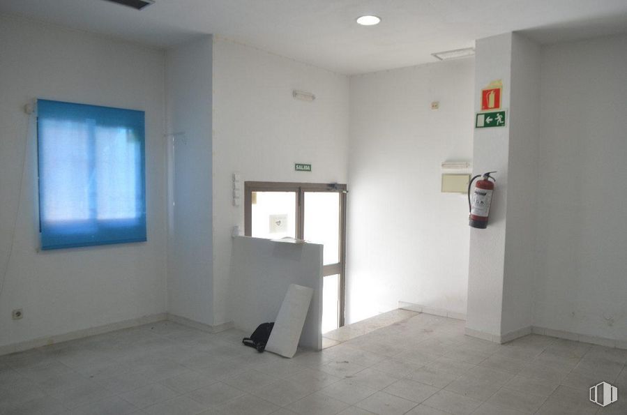 Retail for rent at Zona Estación, Las Rozas de Madrid, Madrid, 28230 with window, fixture, interior design, flooring, wood, floor, building, real estate, ceiling and paint around