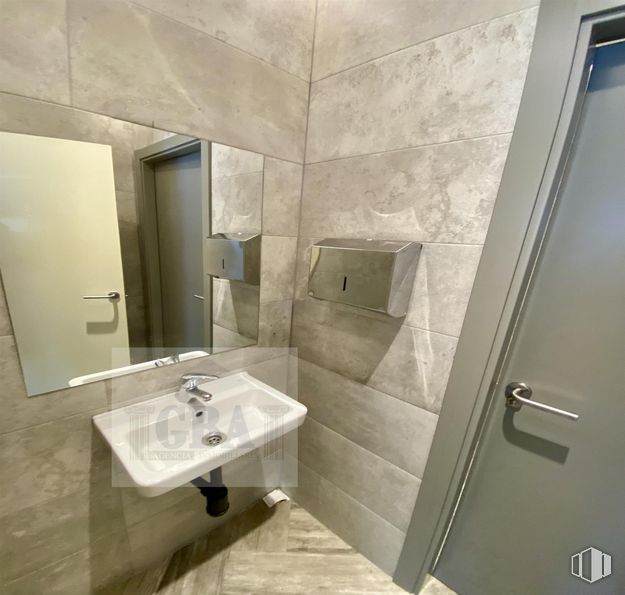 Retail for rent at Avenida Infante Don Luis , Boadilla del Monte, Madrid, 28660 with door, sink, flooring, floor, grey, tile, plumbing fixture, tile flooring, silver and bathroom around