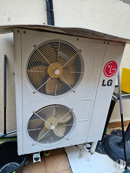 Local en venta en Avenida Plaza Toros, Carabanchel, Madrid, 28025 con ventilador mecánico, rejilla, neumático de automoción, capó, vehículo de motor, ventilador eléctrico, ventilador, vehículo, iluminación del automóvil y diseño automovilístico alrededor