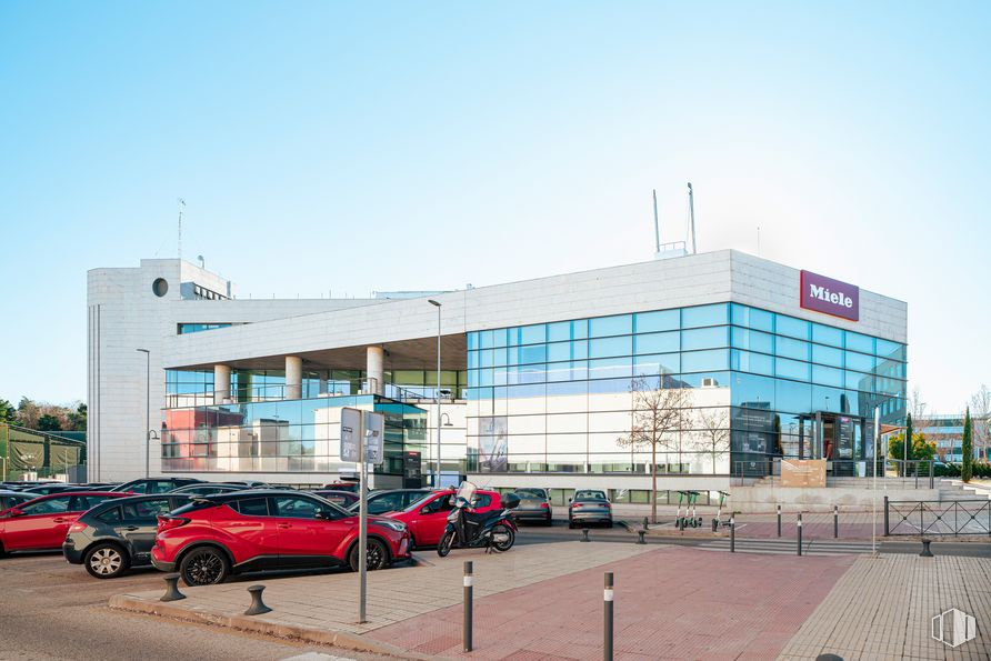 Oficina en alquiler en Avenida Bruselas, 31, Alcobendas, Madrid, 28108 con coche, edificio, cielo, rueda, neumático, vehículo, diseño urbano, casa, edificio comercial y ciudad alrededor