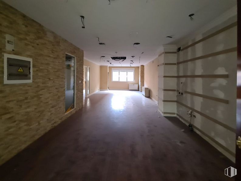 Retail for sale at Zona Centro, Segovia, 40002 with picture frame, window, wood, hall, flooring, floor, fixture, door, hardwood and ceiling around