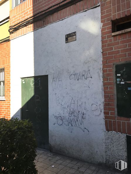 Local en alquiler y venta en Calle Nuestra Señora del Pilar, 17, Alcalá de Henares, Madrid, 28803 con puerta, planta, ventana, escritura, accesorio, superficie de la carretera, ladrillo, material de construcción, albañilería y pared alrededor