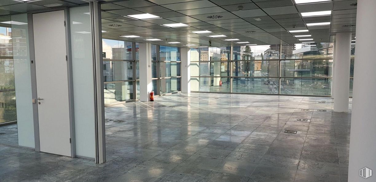 Office for rent at Calle Torrelaguna, 77, Ciudad Lineal, Madrid, 28043 with fixture, building, floor, flooring, glass, city, commercial building, composite material, parking and aluminium around