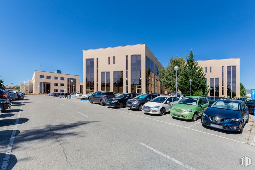 Oficina en alquiler en Edificio París, Calle Rozabella, 6, Las Rozas de Madrid, Madrid, 28230 con coche, edificio, luz de estacionamiento automotriz, vehículo terrestre, cielo, neumático, vehículo, rueda, vehículo de motor y asfalto alrededor