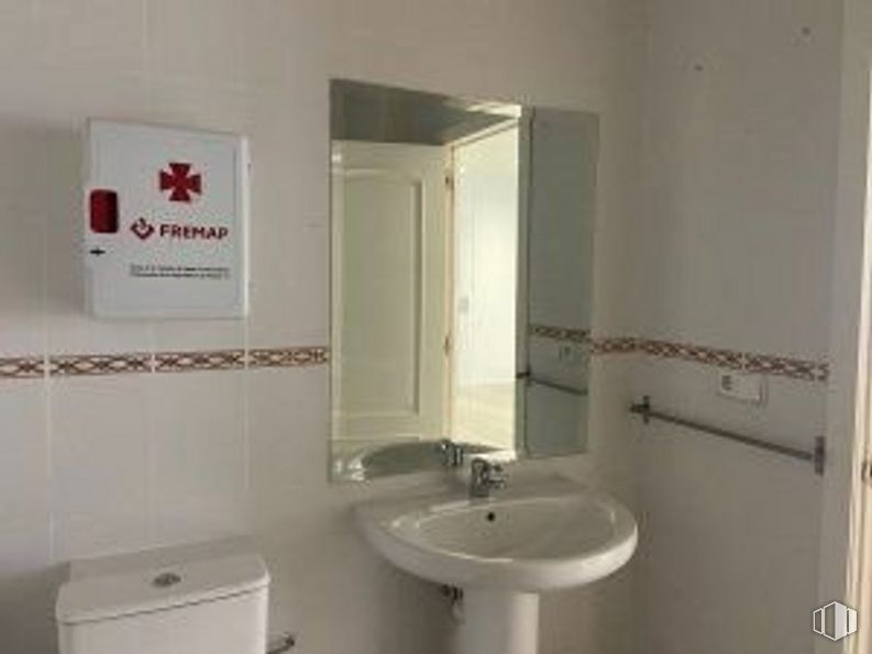 Oficina en alquiler en Calle Nieremberg, Chamartín, Madrid, 28002 con fregadero, espejo, inodoro, grifo, accesorios de fontanería, propiedad, lavabo, cuarto de baño, interiorismo y edificio alrededor