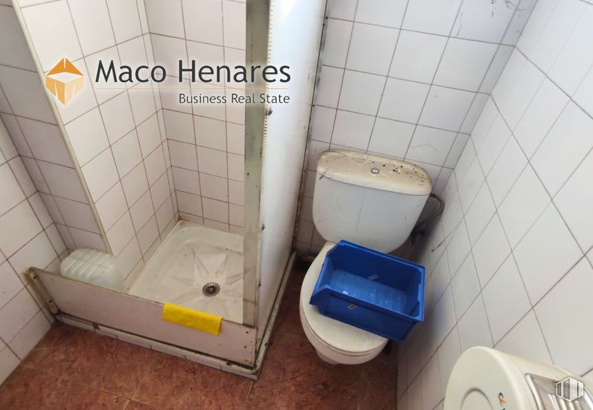 Industrial for rent at Calle Lisboa, 9, Torres de la Alameda, Madrid, 28813 with toilet, toilet seat, floor, flooring, tile, plumbing, bathroom, plumbing fixture, tile flooring and cleanliness around