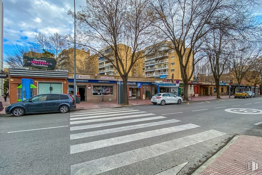 Local en alquiler en Calle Cuenca, 1, Alcalá de Henares, Madrid, 28804 con coche, edificio, rueda, nube, cielo, neumático, vehículo, planta, árbol y superficie de carretera alrededor