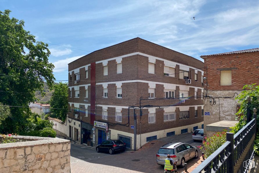 Retail for sale at Calle Chávarri, 2, Carabaña, Madrid, 28560 with car, building, cloud, plant, sky, window, property, wheel, tire and tree around