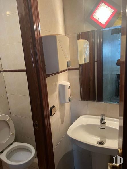 Local en venta en Puente de Vallecas, Puente de Vallecas, Madrid, 28053 con inodoro, fregadero, alumbrado, marrón, espejo, accesorios de fontanería, grifo, propiedad, lavabo y cuarto de baño alrededor