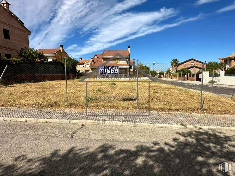 Land for sale at Calle Magnolios, Serranillos del Valle, Madrid, 28979 with building, cloud, sky, plant, house, road surface, asphalt, land lot, sunlight and tree around