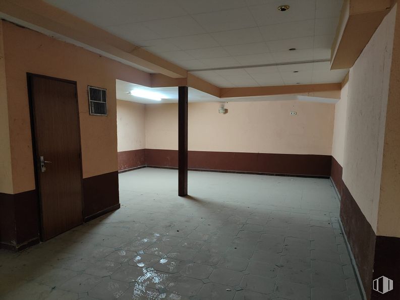 Retail for sale & for rent at Centro urbano, Corral de Almaguer, Toledo, 45880 with door, light fixture, lighting, flooring, floor, wood, ceiling, hall, room and tile flooring around