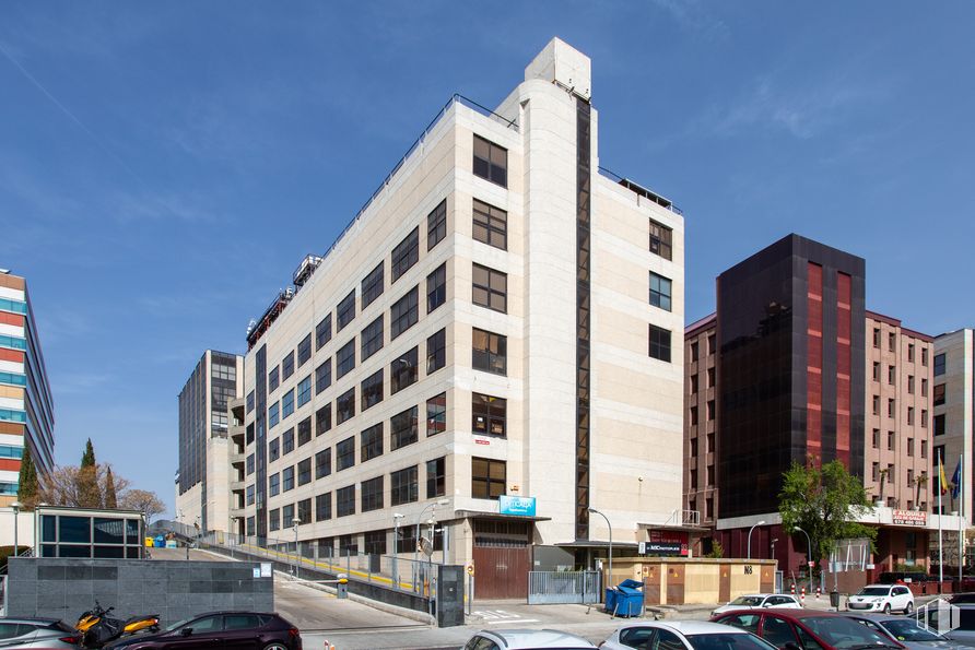 Oficina en venta en Edificio Auge I, Calle María Tubau, 8, Fuencarral - El Pardo, Madrid, 28049 con edificio, coche, cielo, propiedad, rueda, ventana, vehículo, nube, bloque de torres y luz de la calle alrededor